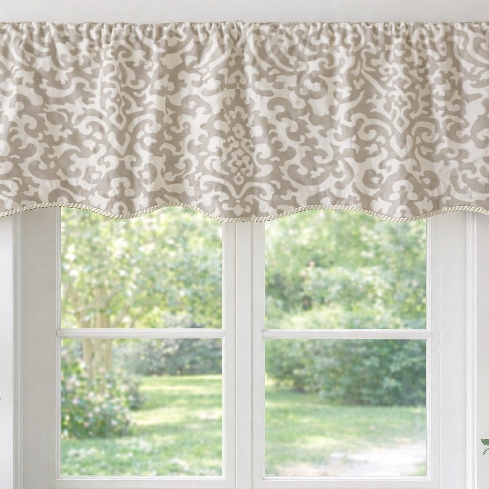 Source Unknown Cream and Gray Patterned Valance.  50W